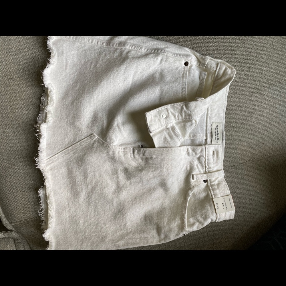 Never worn adorable white jean skirt!